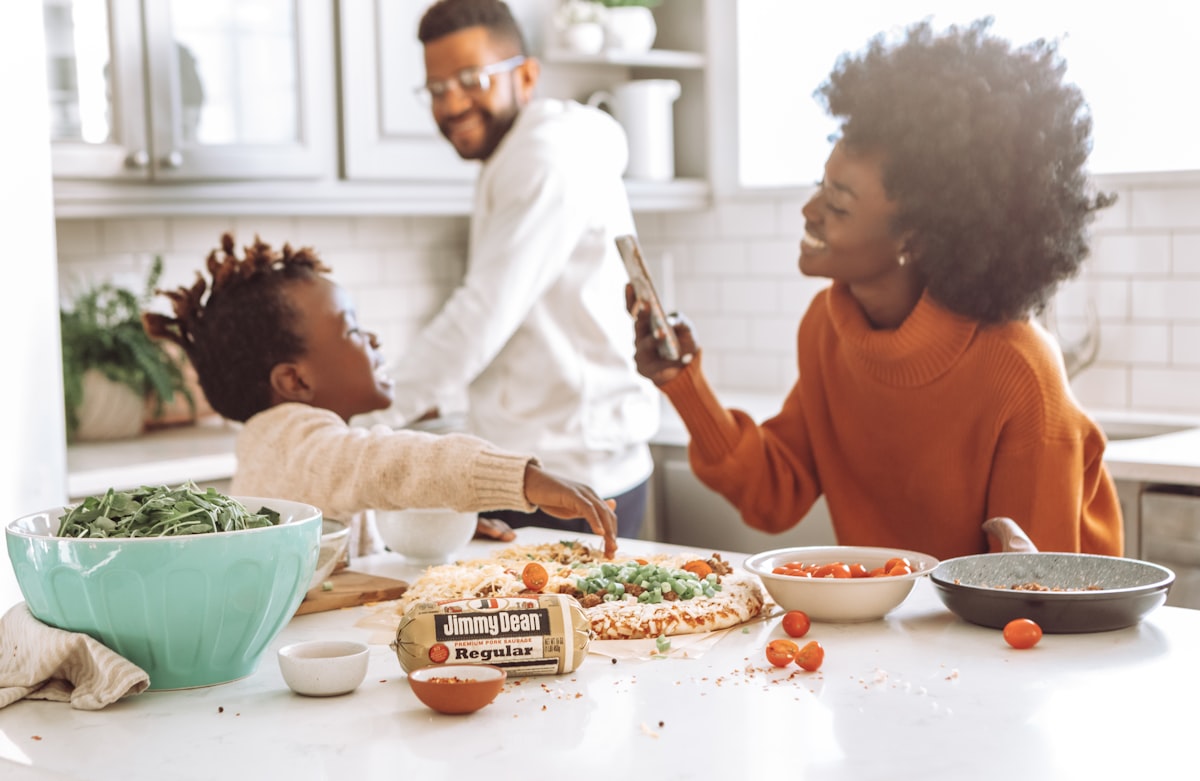 Famiglia che gode di un pasto equilibrato insieme
